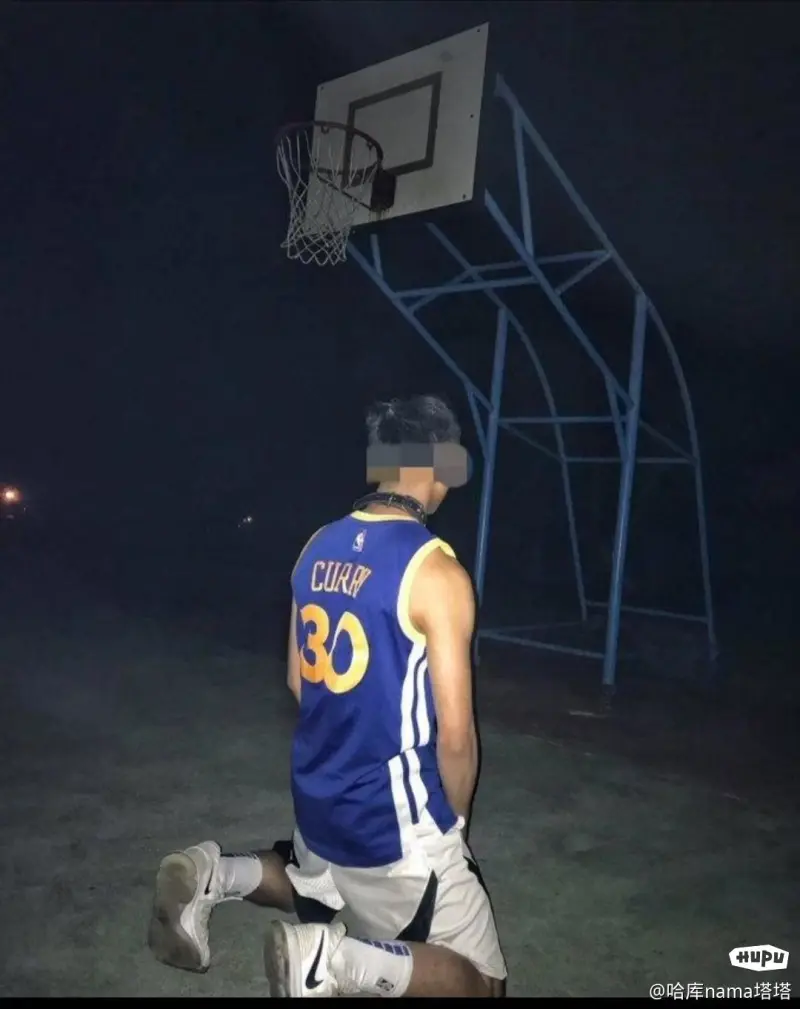 本赛季最佳射手在比赛中遭受膝伤，需休息数周的简单介绍